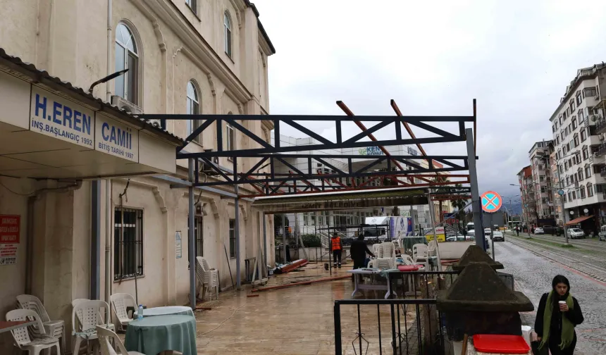 Kocaeli İzmit Eren Camii'ne yeni sundurma