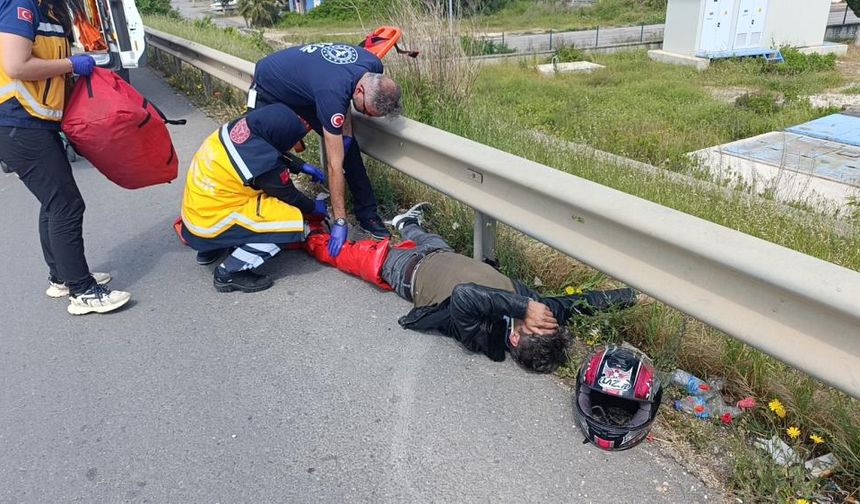 Antalya'da Lastiği Patlayan Motosiklet Devrildi: 2 Yaralı