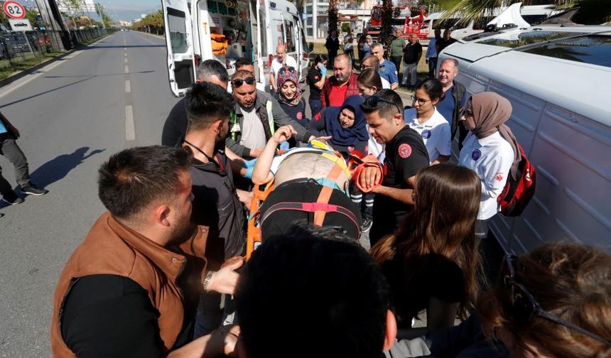 Antalya’da Can Pazarı! Servis Sürücüsü Sıkıştığı Yerden Güçlükle Çıkartıldı
