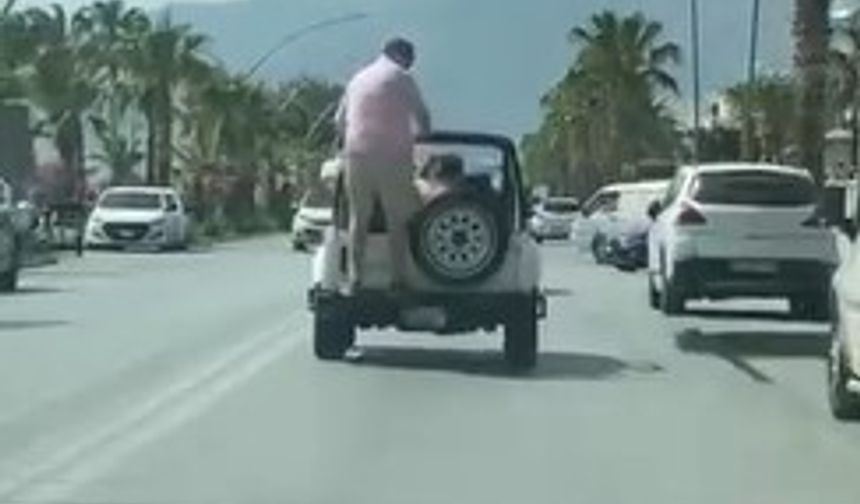 Alanya'da Üstü Açık Araçla Trafikte Tehlikeli Şov: Yürekler Ağızda!