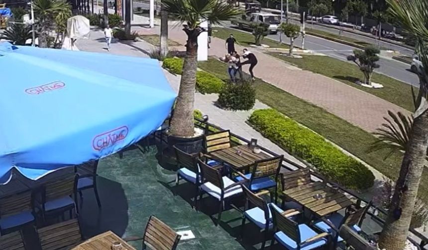 Yolun Karşısına Geçmek İçin Beklerken 3 Kişi Tarafından Tekme Tokat Dövüldü