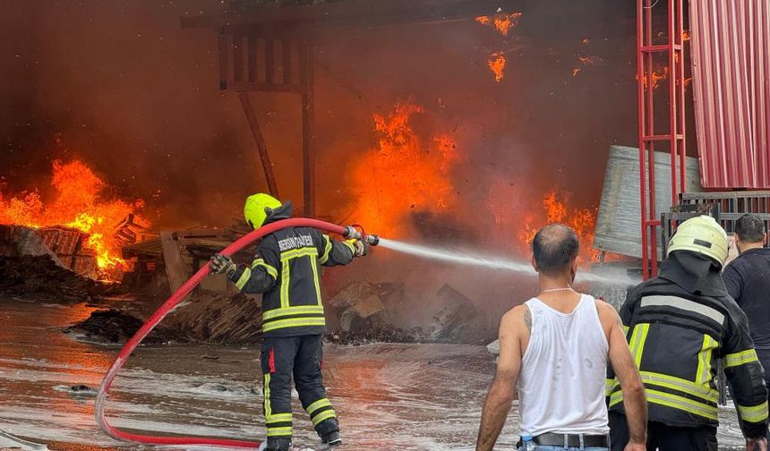 Mersin'deki Fabrika Yangını Sürüyor: Son Durum Havadan Görüntülendi