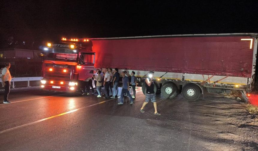 Alanya'da Tır Sürücüsü Direksiyon Başında Rahatsızlandı, Yol Trafiğe Kapandı