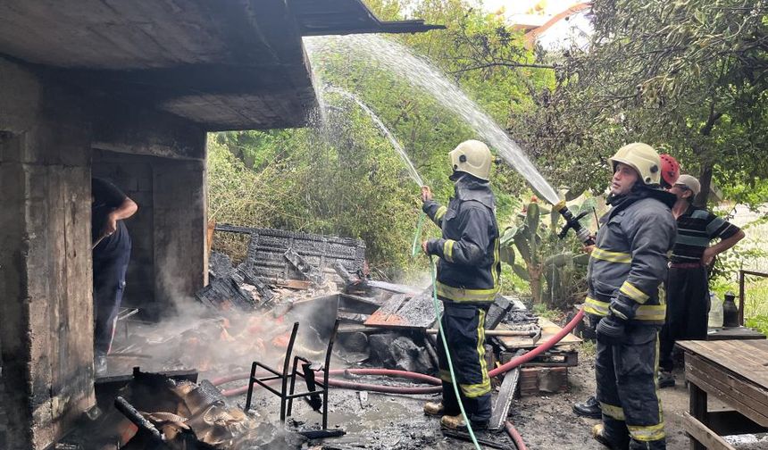 Alanya'da Köy Ekmeği Yapan Kadınlar, Ateşi Söndürmeden Gidince Boş Bina Alev Aldı
