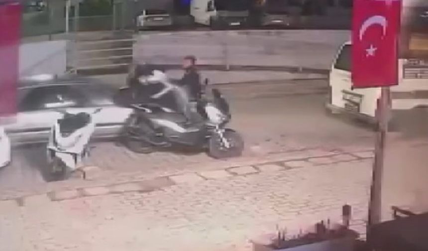 Alanya’da Sokakta Tartıştığı Kişilerin Üzerine Otomobil Sürdü, Gaza Basıp Kaçtı