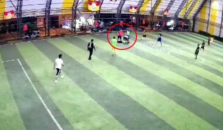 Genç Futbolcu Halı Sahada Top Oynarken Kalbine Yenik Düştü