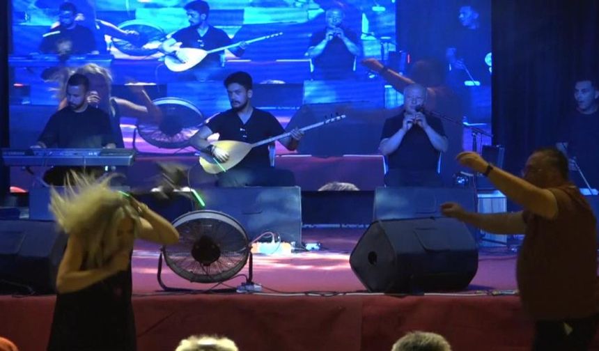 Antalya’daki Festivalde İlginç Anlar: Dron Sanatçının Kafasına Düştü