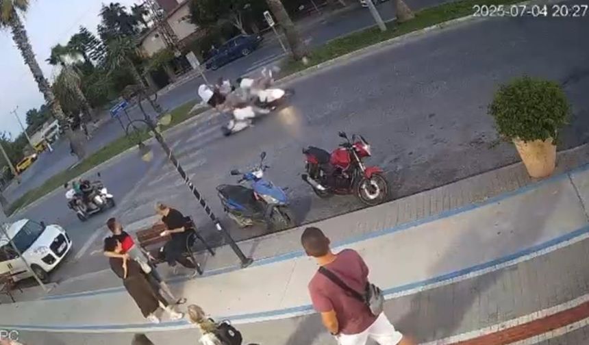 Antalya’nın Manavgat İlçesinde Korkunç Kaza Kamerada: 3'ü Turist 4 Kişi Yaralı