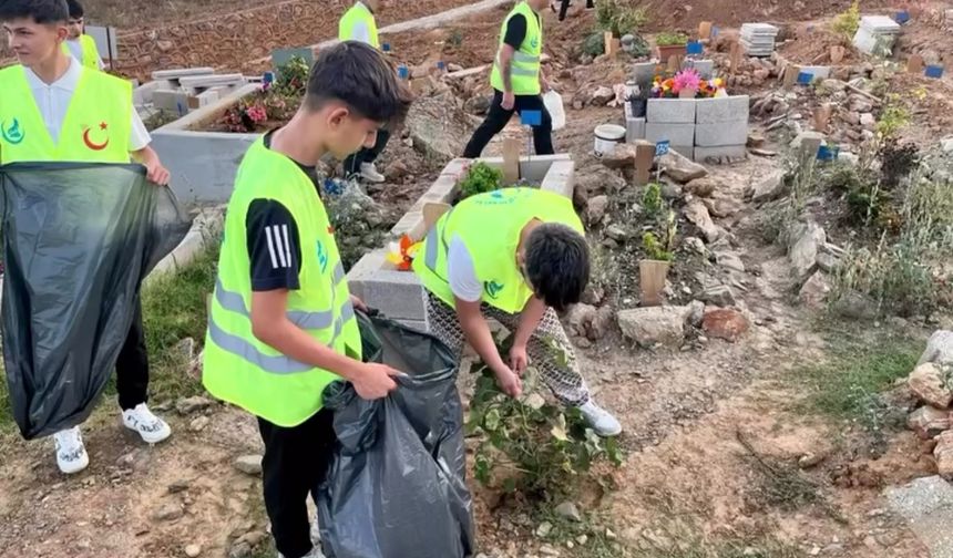 Alanya Ülkü Ocakları İlçe Başkanlığından Mezarlık Temziliği