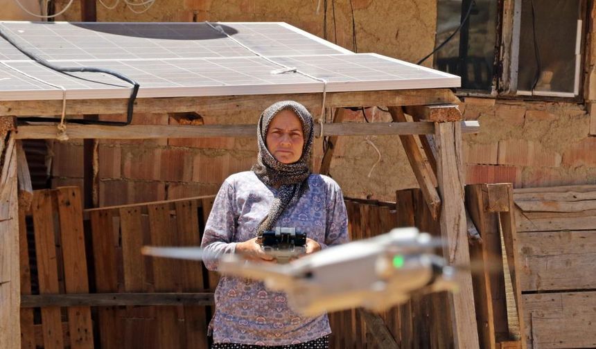 Elmalı’da Sürüsüne Dadanan Kurtlar, 51 Yaşındaki Çoban Kadını Dron Pilotu Yaptı