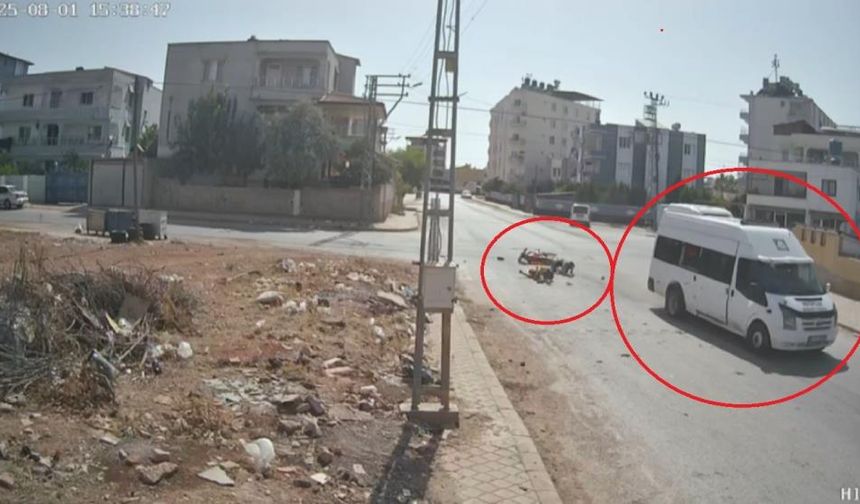 Aşırı Hız ve Dikkatsizlik! Motosiklet, Minibüse Ok Gibi Saplandı