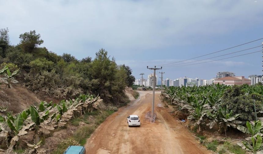 Alanya'da Yol Genişletildi, Elektrik Direği Yolun Ortasında Kaldı