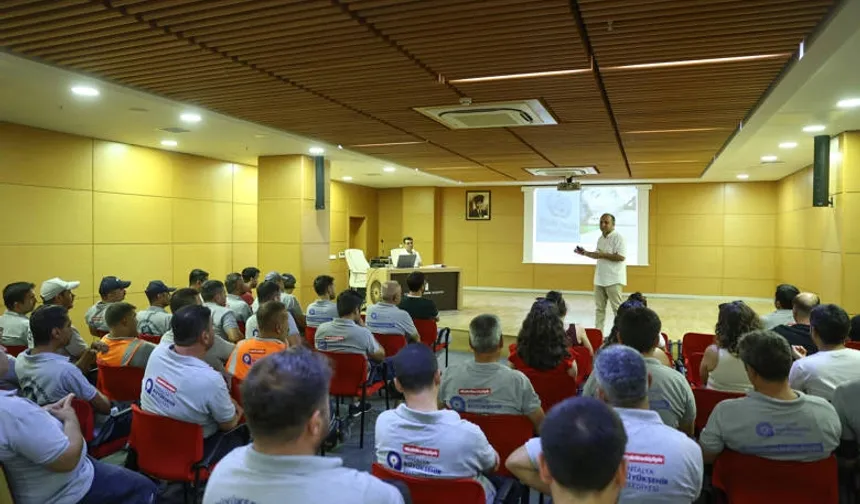 Antalya Büyükşehir'den ilaçlama personeline eğitim