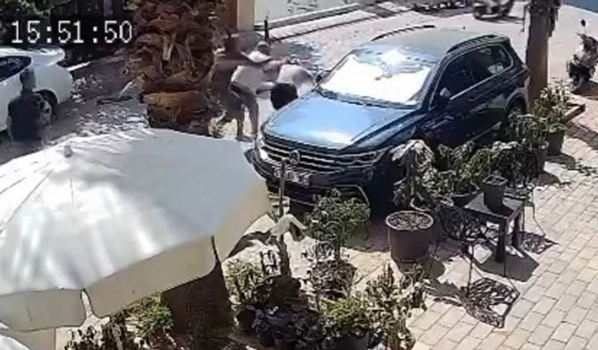 Alanya'da İki Esnaf Saç Başa Kavgaya Tutuştu İşte Görüntler...