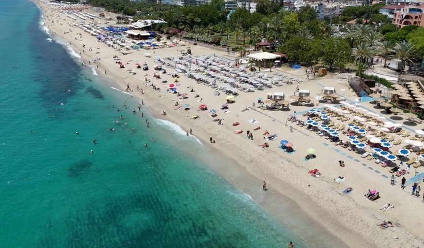 Yüksek Dalgalar Nedeniyle Alanya Sahillerinde Denize Giriş Yasaklandı