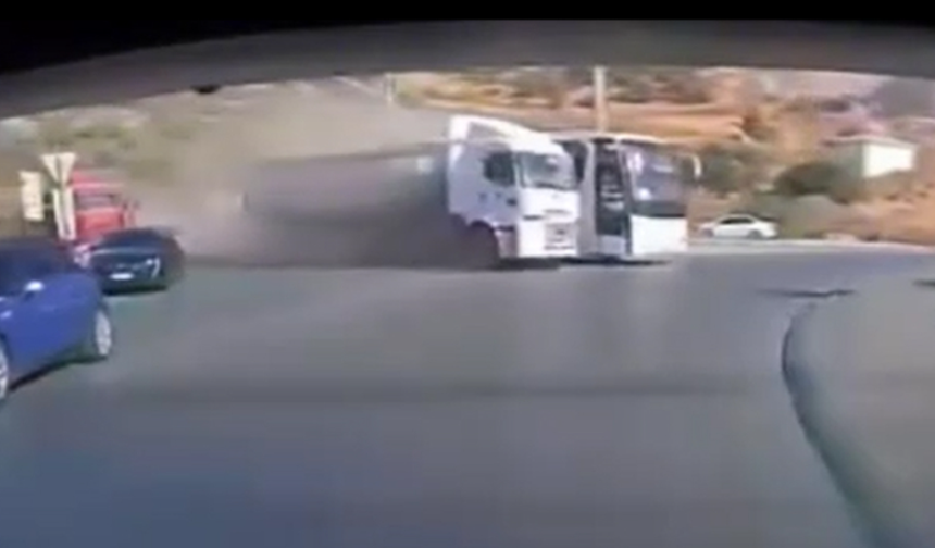 Söke’de Freni Arızalanan Tır, Tur Otobüsüne Çarptı: Kaza Anı Kamerada