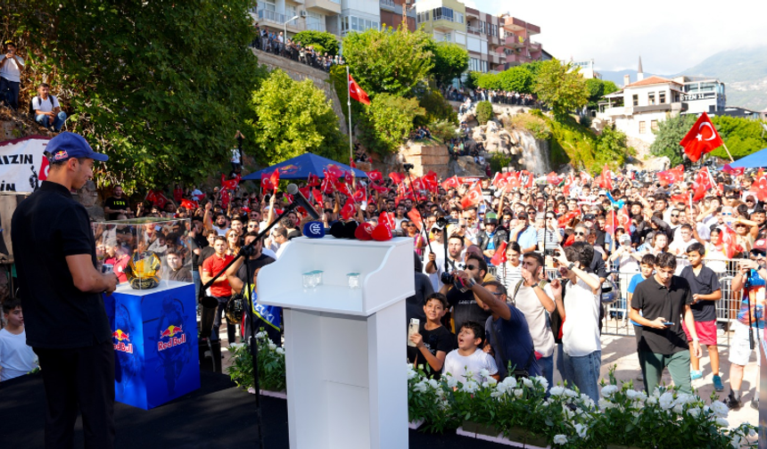 Dünya Şampiyonu Razgatlıoğlu Memleketi Alanya’da Coşkuyla Karşılandı