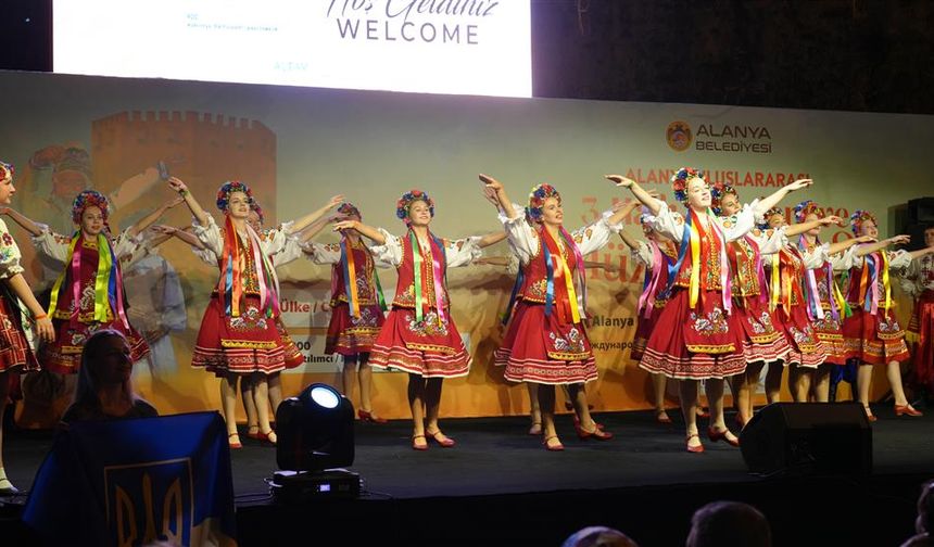 Alanya'da Kültür Şöleni Başladı: 8 Ülkeden 900 Dansçı Sahnede