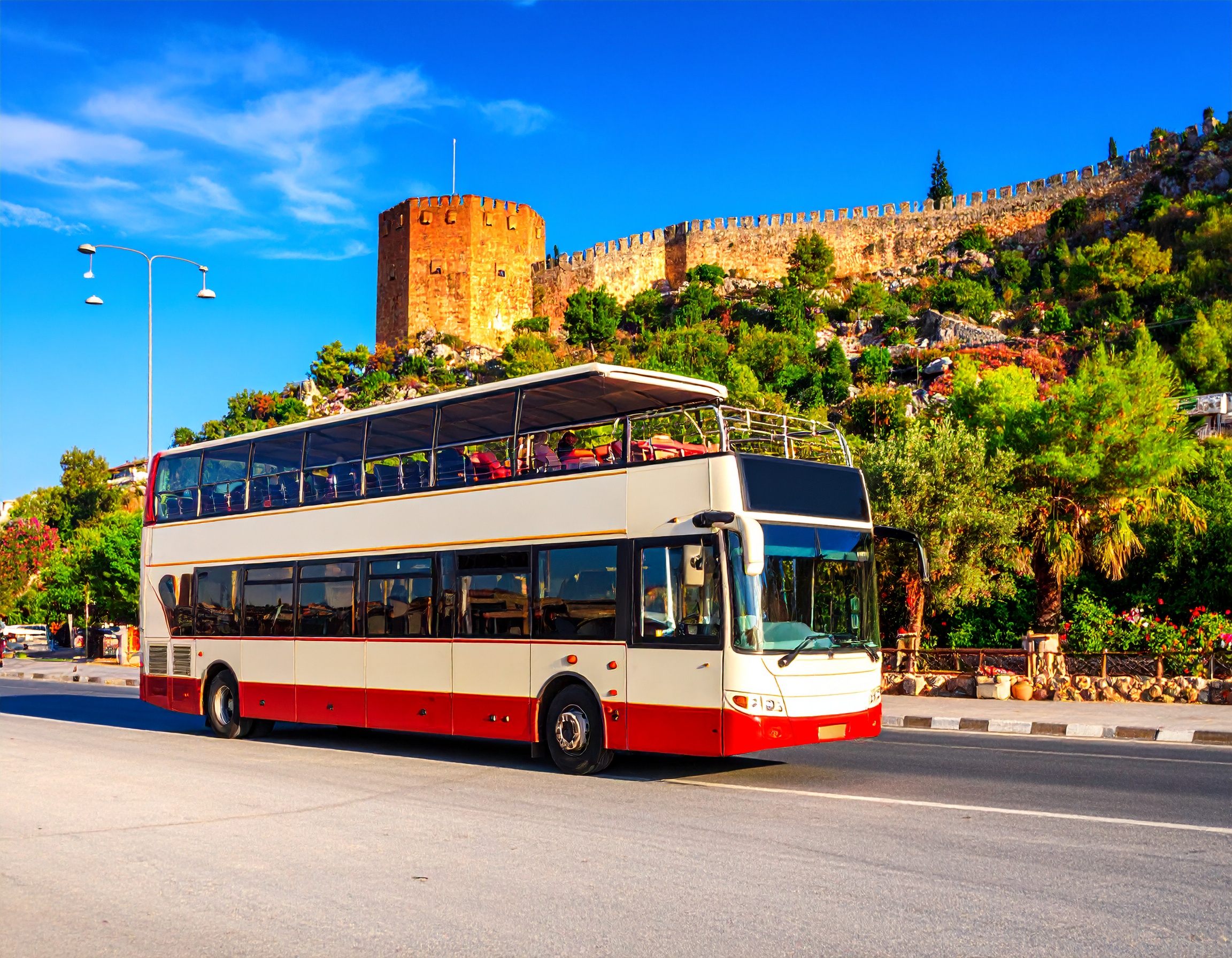 Firefly Alanya Kalesi Önünde Çift Katlı ‘Hop On Hop Off’ Seyir Otobüsü Resmi Hazırla. Otobüsü 385471